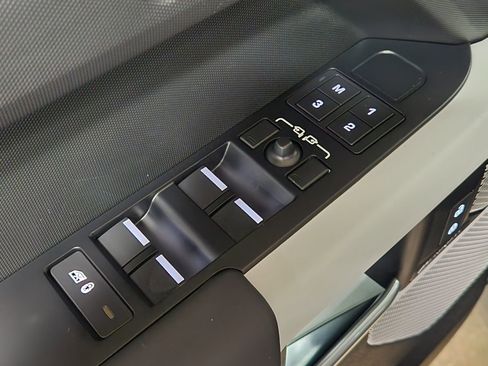 Used 2024 Land Rover Defender 130 S image 43
