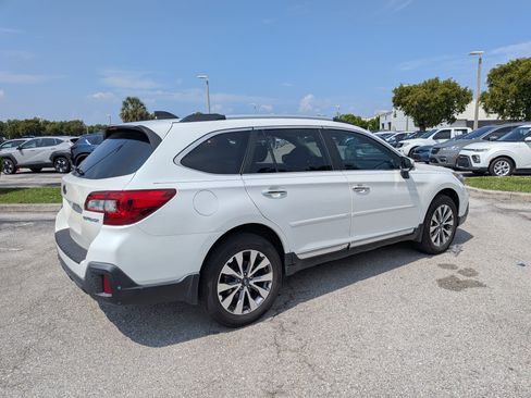 Used 2018 Subaru Outback 2.5i Touring AWD/4WD image 4