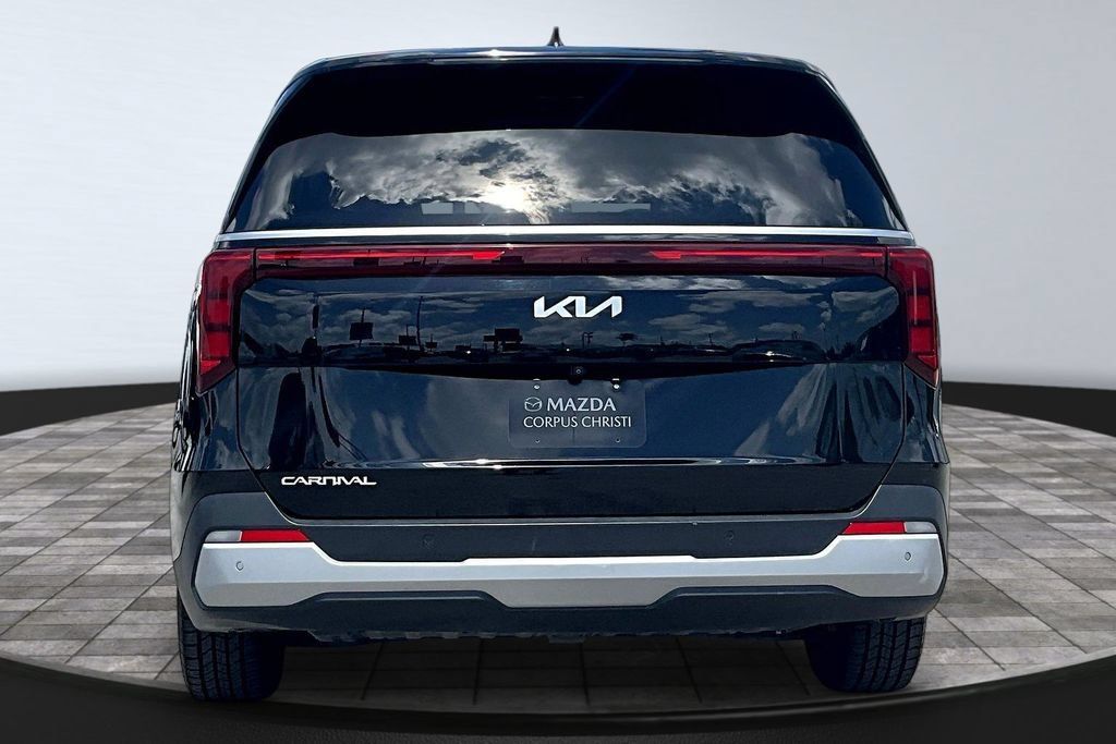 Used 2025 Kia Carnival FWD image 6