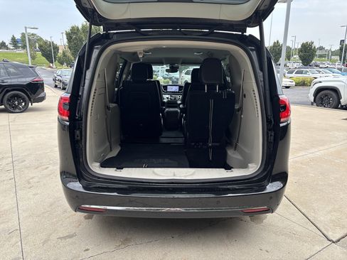 Used 2023 Chrysler Pacifica Touring-L FWD image 12