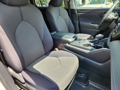 Used 2024 Toyota Highlander LE AWD/4WD image 15