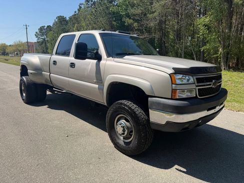 Used 2006 Chevrolet Silverado 3500 LT w/ Heavy-Duty Power Package AWD/4WD image 3