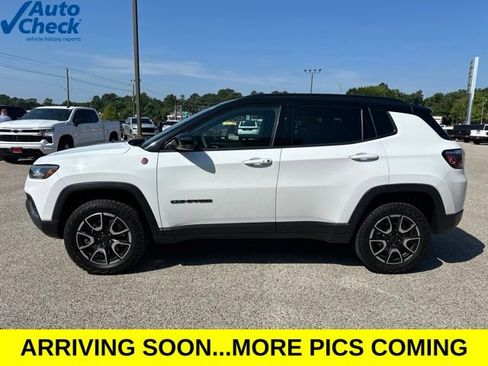 Used 2025 Jeep Compass Trailhawk AWD/4WD image 4