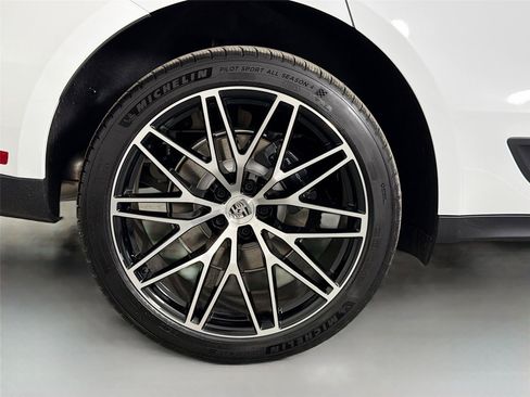 Certified 2026 Porsche Macan AWD/4WD image 13