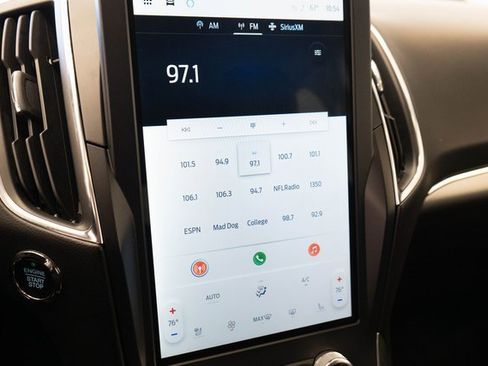 Used 2023 Ford Edge Titanium image 4