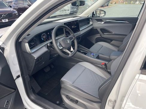 New 2025 Volkswagen Tiguan SE image 3