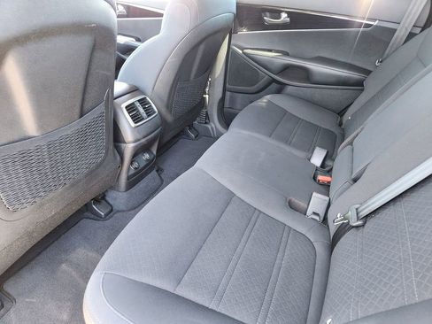 Used 2019 Kia Sorento LX image 9
