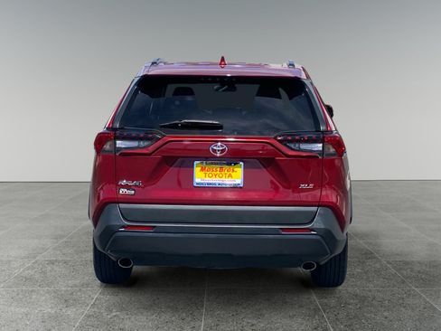 Used 2022 Toyota RAV4 XLE w/ Convenience Package FWD image 4