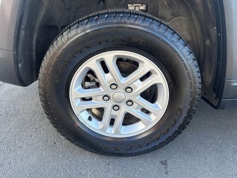 Certified 2024 Jeep Grand Cherokee Laredo w/ Luxury Tech Group I image 10