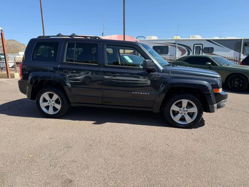 Used 2014 Jeep Patriot Latitude AWD/4WD image 4