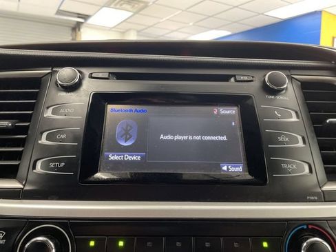 Used 2019 Toyota Highlander LE AWD/4WD image 23