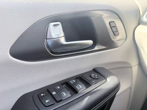 Used 2024 Chrysler Pacifica Touring-L image 22