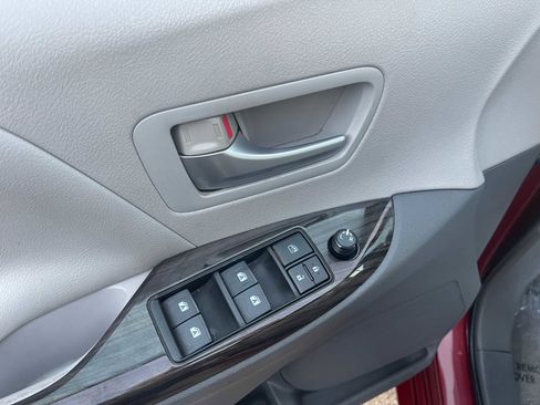 Used 2015 Toyota Sienna XLE image 22