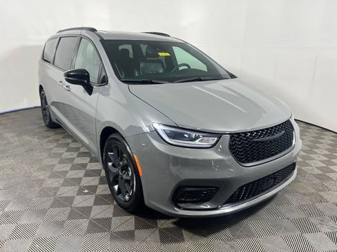 Certified 2025 Chrysler Pacifica Limited FWD image 1