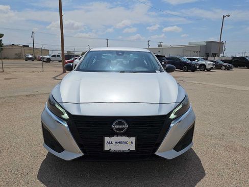 Used 2024 Nissan Altima 2.5 SV FWD image 3