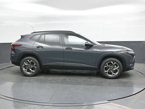 Used 2025 Chevrolet Trax LT w/ LT Convenience Package FWD image 3