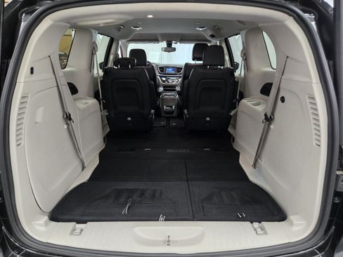 Used 2018 Chrysler Pacifica Touring-L FWD image 9