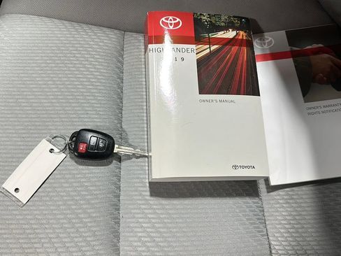 Used 2019 Toyota Highlander LE AWD/4WD image 30