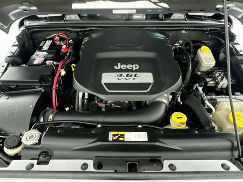 Used 2013 Jeep Wrangler Unlimited Sahara w/ Connectivity Group AWD/4WD image 26
