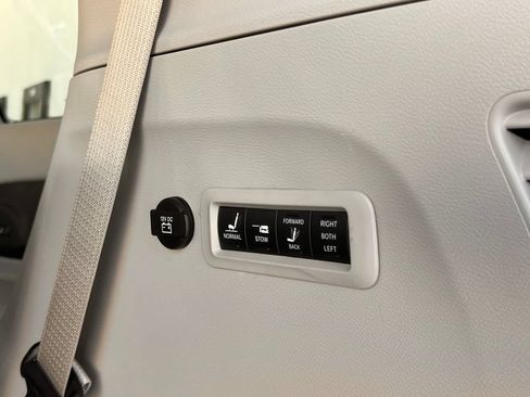 Used 2019 Chrysler Pacifica Limited w/ Tire & Wheel Group FWD image 21