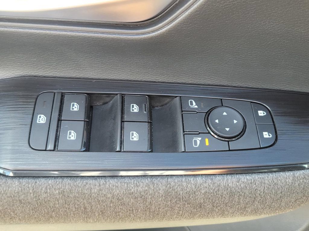 Used 2025 Nissan Kicks SV AWD/4WD image 31