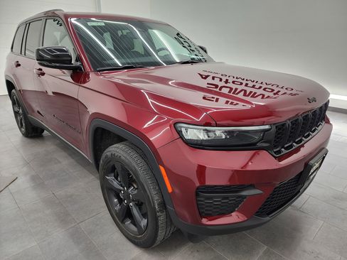 Used 2023 Jeep Grand Cherokee Altitude AWD/4WD image 2