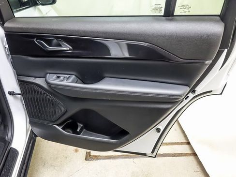 Used 2023 Jeep Grand Cherokee L Laredo image 30