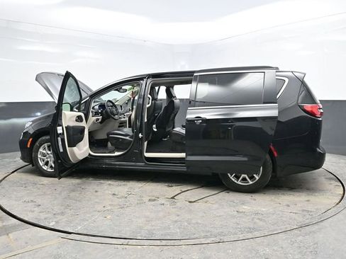 Used 2023 Chrysler Pacifica Touring-L image 48