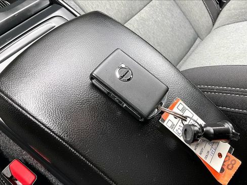 Certified 2024 Volvo XC40 B5 Core AWD/4WD image 14