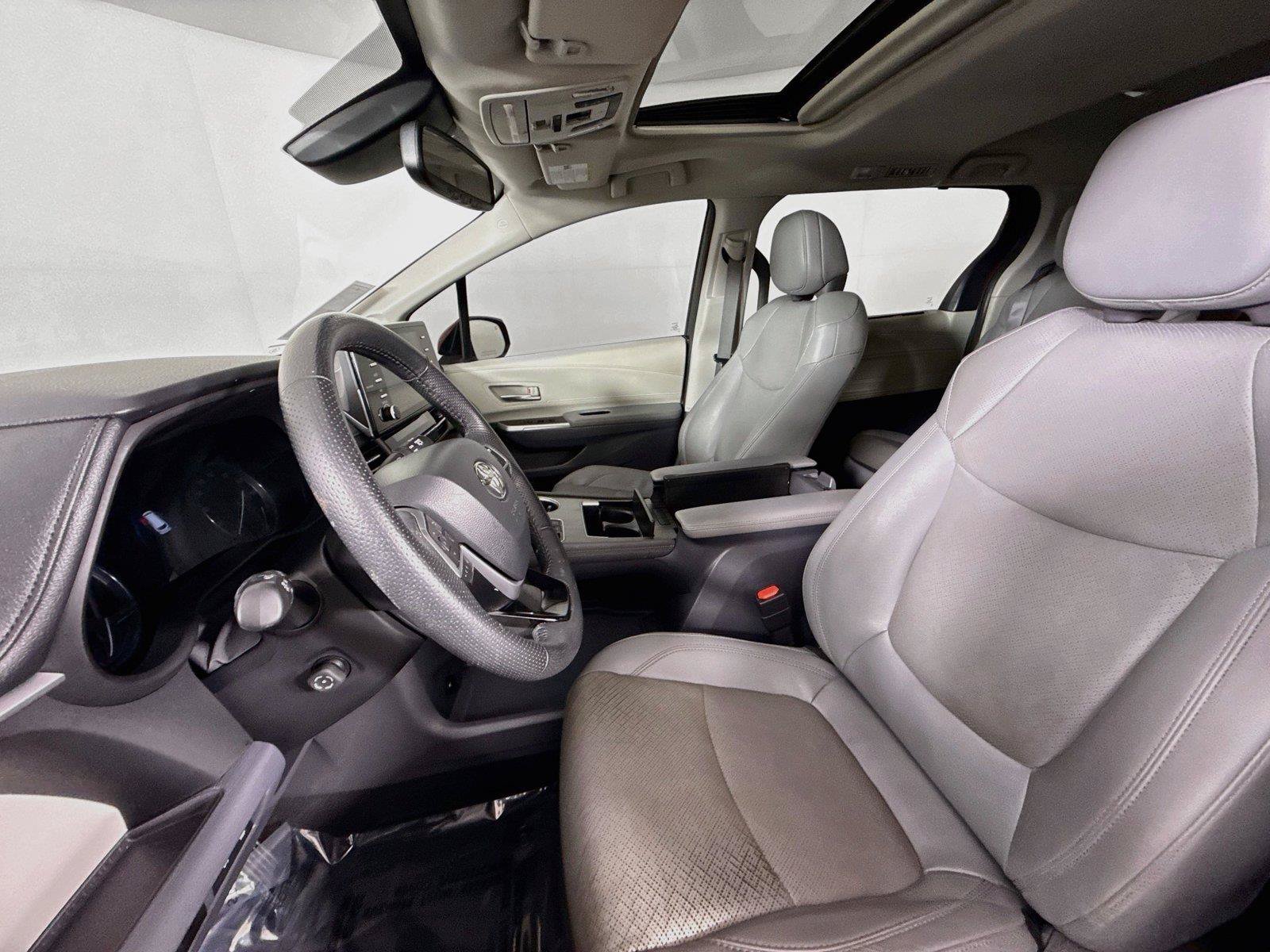 Used 2023 Toyota Sienna Limited FWD image 3