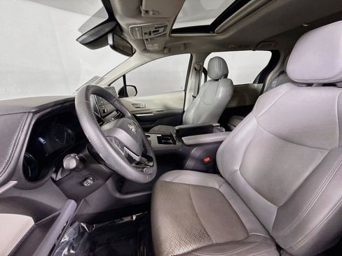 Used 2023 Toyota Sienna Limited FWD image 3