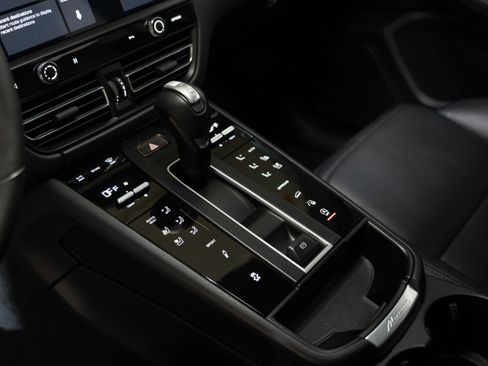 Certified 2023 Porsche Macan AWD/4WD image 11