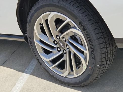 New 2026 Lincoln Navigator Reserve AWD/4WD image 8