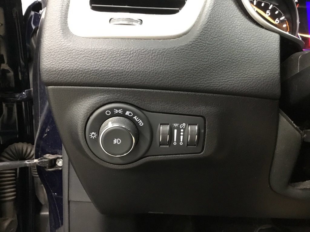 Used 2020 Jeep Compass Latitude w/ Cold Weather Group AWD/4WD image 8
