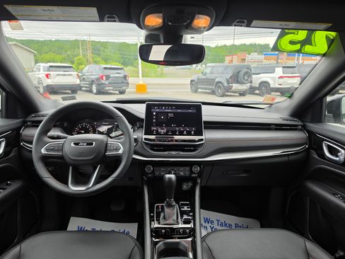 Used 2025 Jeep Compass Trailhawk w/ Trailhawk Convenience Group AWD/4WD image 15