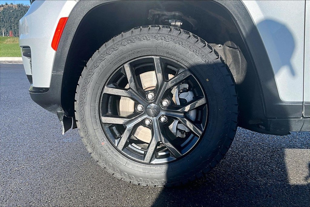 Used 2024 Jeep Grand Cherokee L Laredo AWD/4WD image 9