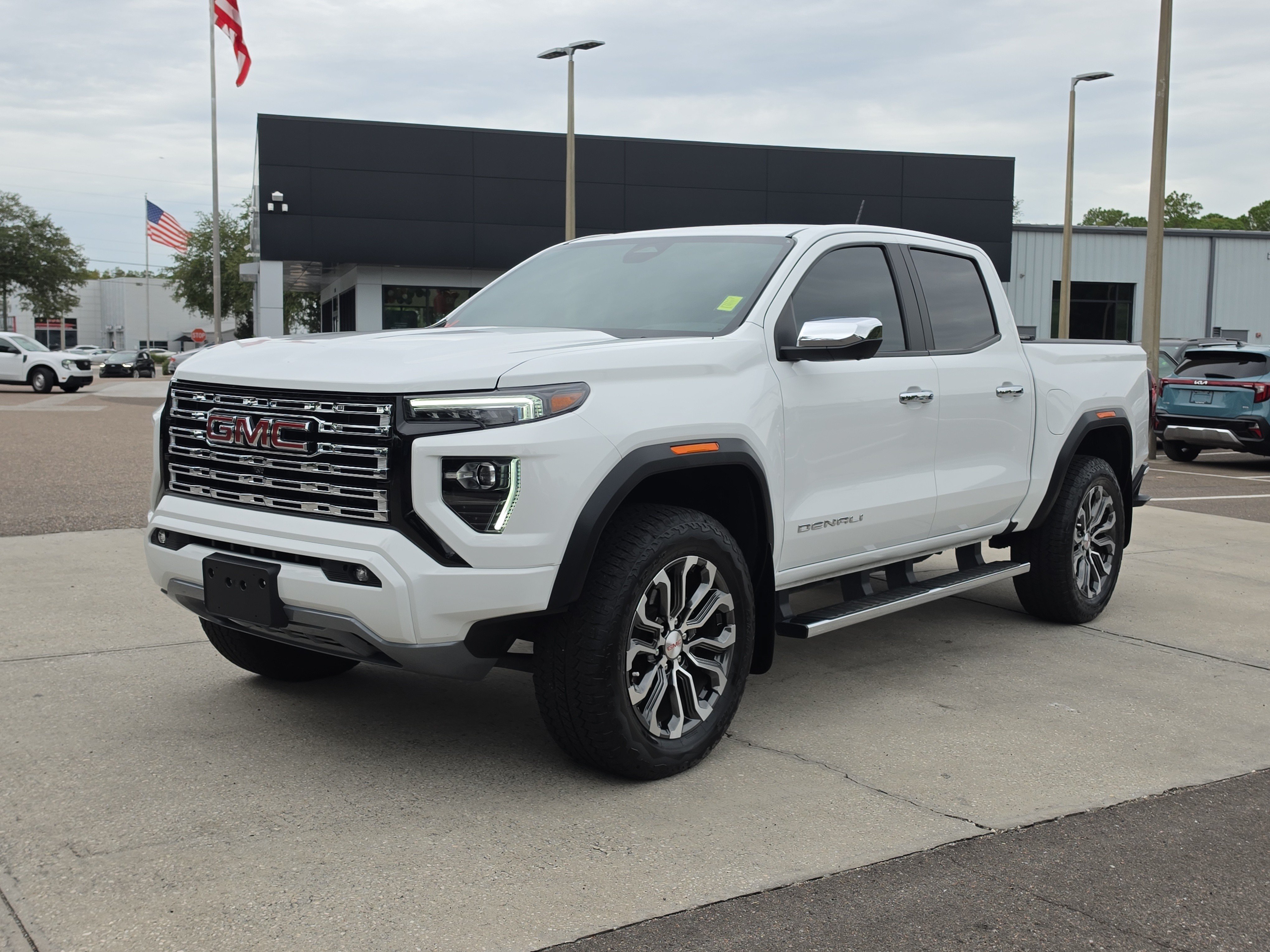 Used 2024 GMC Canyon Denali AWD/4WD image 4