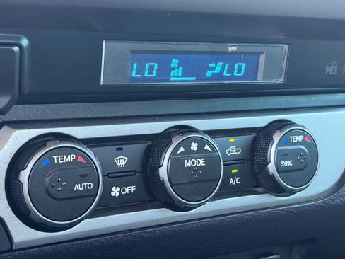 Used 2021 Toyota Tacoma SR5 AWD/4WD image 21