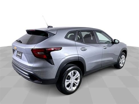 Used 2025 Chevrolet Trax LS w/ Driver Confidence Package image 8