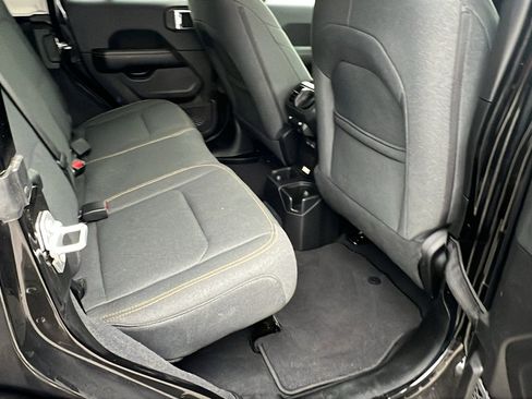 Used 2025 Jeep Wrangler Sahara image 21