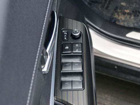 Used 2022 Toyota Venza Limited w/ Advanced Technology Package image 10