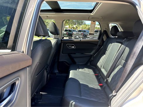 Used 2023 Nissan Rogue Platinum w/ Platinum Premium Package image 17