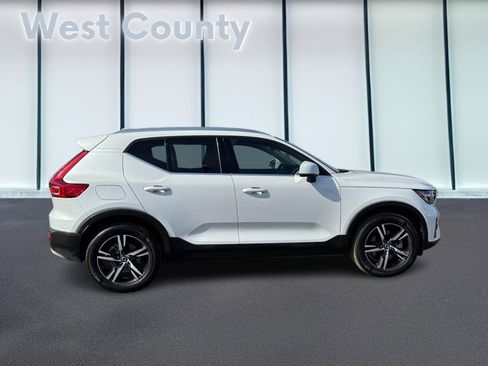 Certified 2025 Volvo XC40 B5 Core image 2