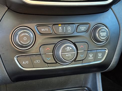 Used 2019 Jeep Cherokee Overland w/ Technology Group image 32