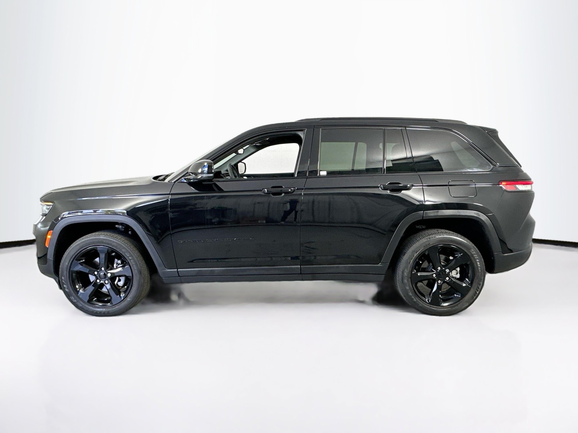 Used 2023 Jeep Grand Cherokee Altitude AWD/4WD image 8