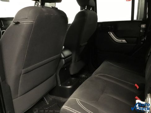 Used 2015 Jeep Wrangler Unlimited Rubicon w/ Connectivity Group image 22