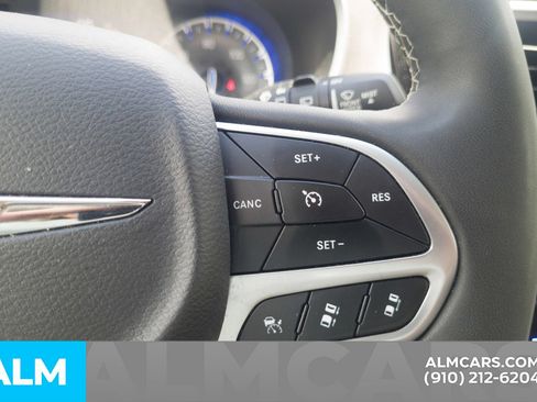 Used 2024 Chrysler Pacifica Touring-L FWD image 10