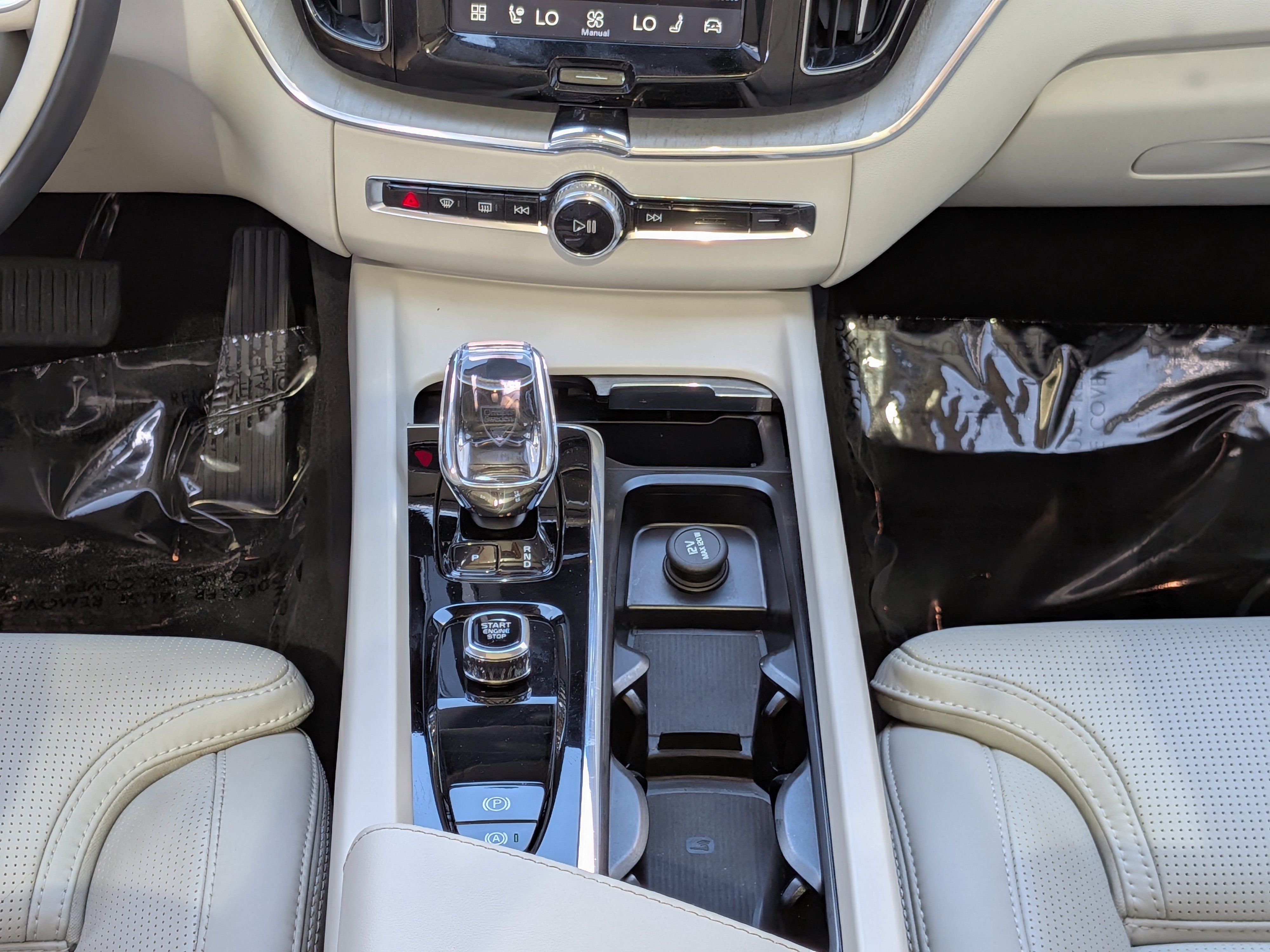 Certified 2024 Volvo XC60 T8 Ultimate w/ Protection Package Premier AWD/4WD image 19