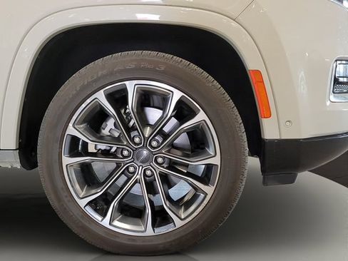 Used 2022 Jeep Grand Wagoneer Series III w/ HD Trailer Tow Package AWD/4WD image 28
