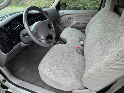 Used 2002 Toyota Tacoma 2WD Regular Cab image 11